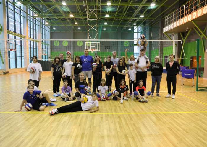В ИТШ № 777 состоялся товарищеский турнир по волейболу между смешанными командами школьников и их родителей